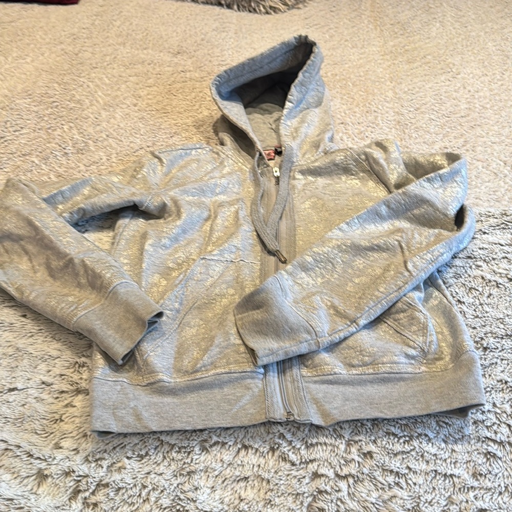 Beautiful ladies juicy couture size medium zip sweatshirt. It fits like a small.